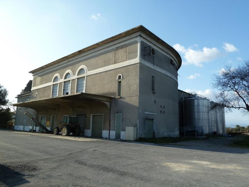 Vue générale avec l'agrandissement à l'arrière et les cuves extérieures (démontées en 2011). Construction par Henri Floutier en 1930.