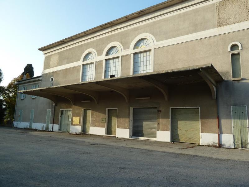 Façade : détail de l'auvent en béton protégeant les quais de déchargement.