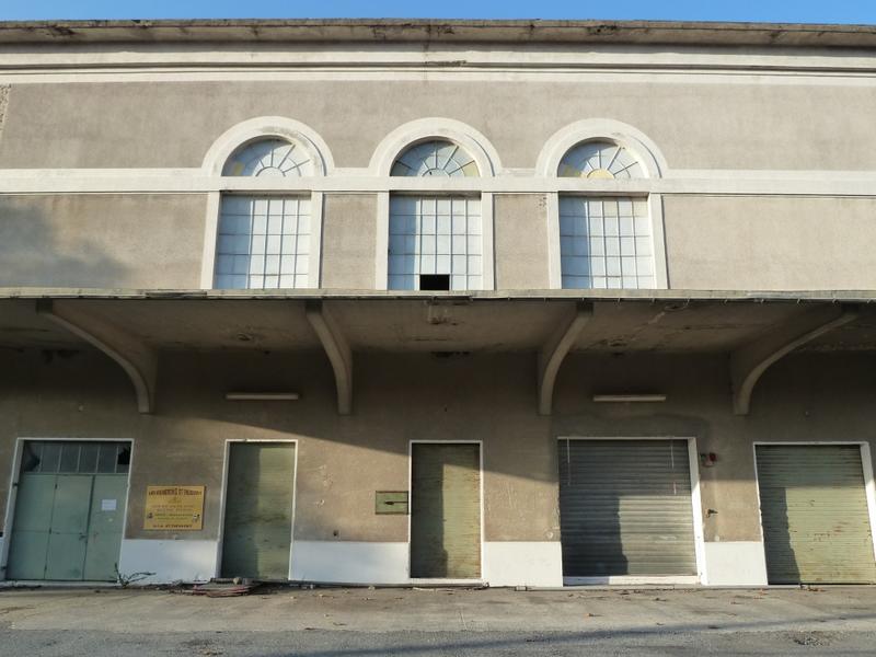 Façade avec l'auvent en béton protégeant les quais de déchargement.