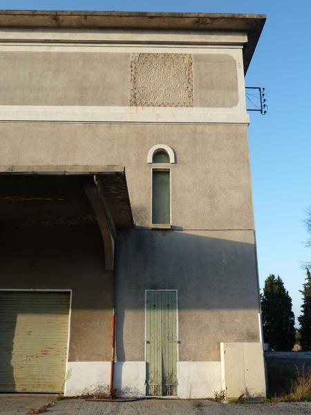 Façade : détail de l'angle avec l'emplacement du motif en ciment, sculpté de grappes de raisin (aujourd'hui enlevé pour raison de sécurité)