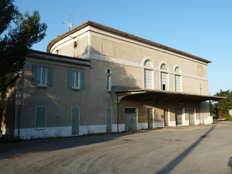 Façade avec l'auvent en béton protégeant les quais de déchargement et le logement.