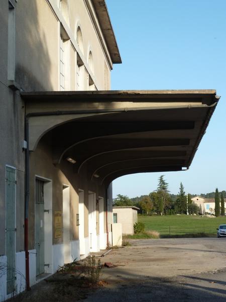 Façade : détail de l'auvent en béton protégeant les quais de déchargement.