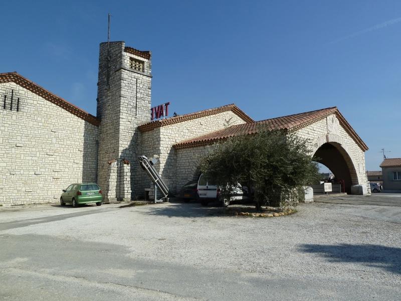 Façade de la cave d'origine avec le faux pigeonnier abritant le transformateur.