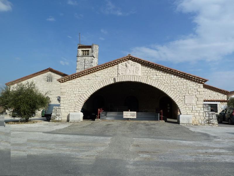 Façade de la cave d'origine construite par Henri Floutier en 1937 avec en retrait l'agrandissement de 1964.