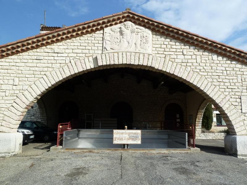 Façade de la cave d'origine : auvent en pierre abritant les quais de déchargement.