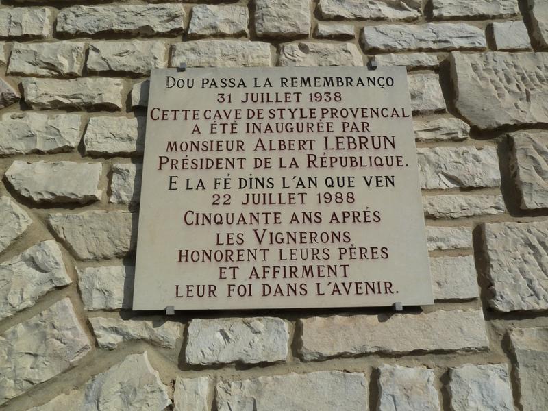 Façade : plaque en pierre commémorant l'inauguration de la cave par le président de la république en 1938, placée en 1988.