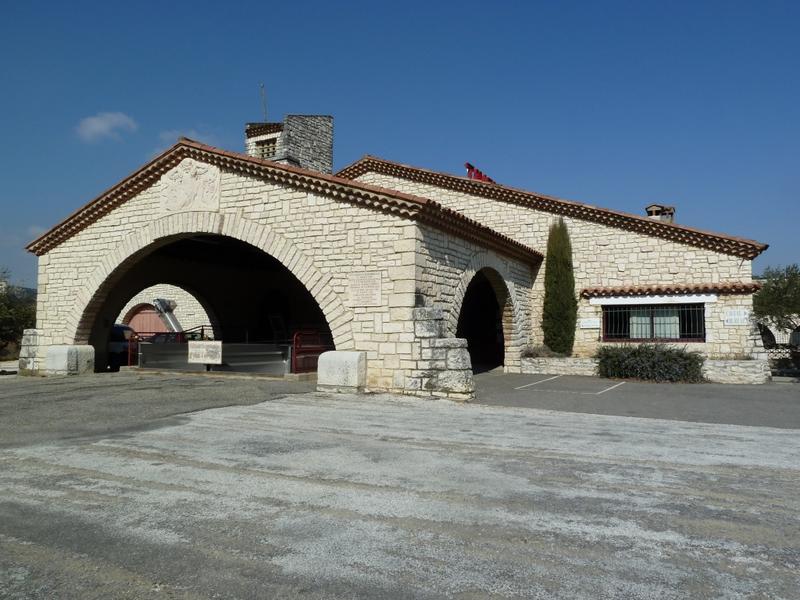 Façade de la cave d'origine avec l'auvent en pierre et le logement de fonction.