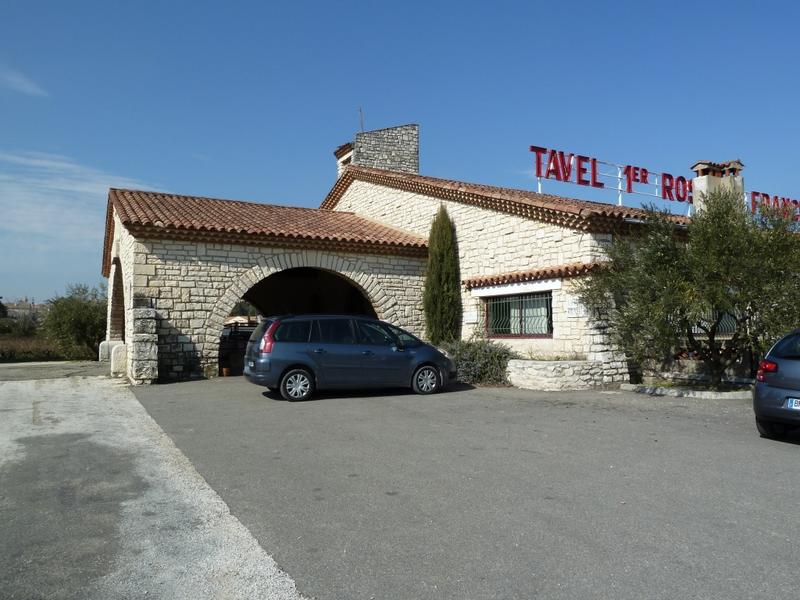 Façade de la cave d'origine avec l'auvent en pierre et le logement de fonction.