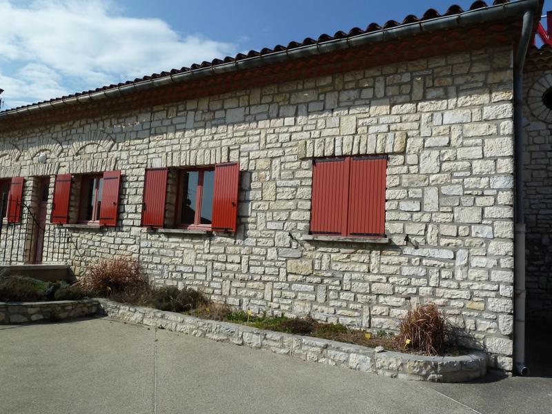 Façade latérale est avec l'auvent le logement de fonction agrandi de 2 travées de fenêtres en 1942.