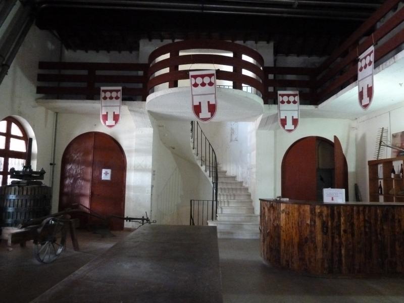 Intérieur : hall de réception, escalier.