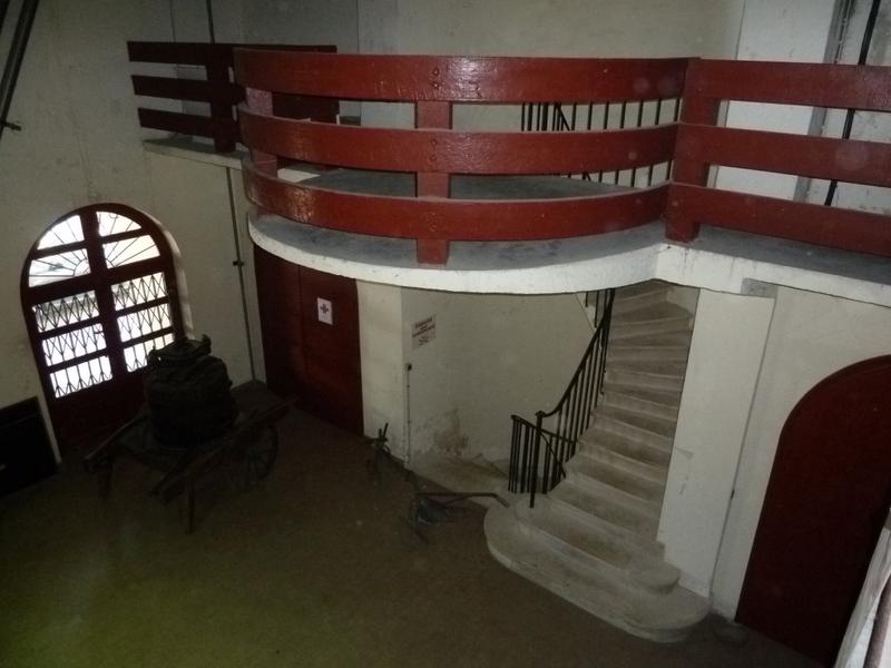 Intérieur : hall de réception : détail de la rampe de la galerie en béton imitant le bois.