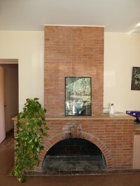 Intérieur : bureaux, cheminée de l'ancien logement de fonction.