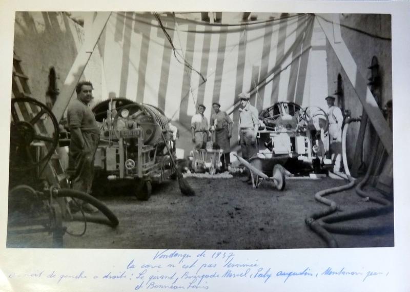 Archives de la cave : vendanges de 1937, l'auvent en pierre n'est pas encore construit.