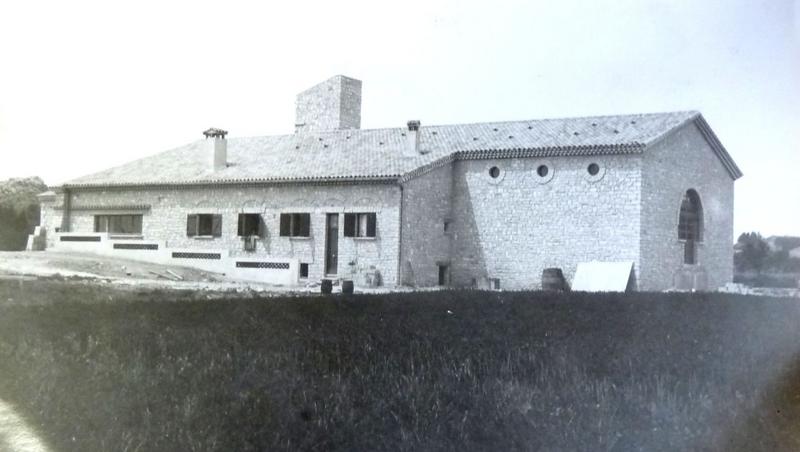 Archives de la cave : vue de la façade est avec le logement de fonction et l'agrandissement de 1942.