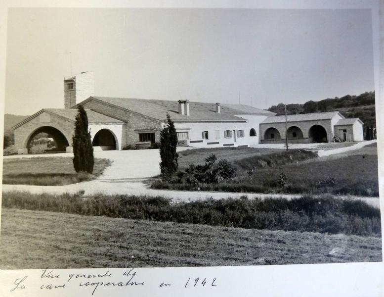 Archives de la cave : vue de la façade est avec le logement de fonction et l'agrandissement de 1942 avec le bâtiment en retour d'équerre.