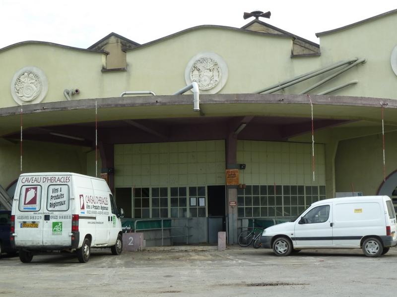 Façade : fronton central avec le médaillon circulaire sculpté par Armand Pellier et représentant l'allégorie des deux villages (Vergèze et Codognan) sur fond de pressoir, grappes et feuilles de vigne.