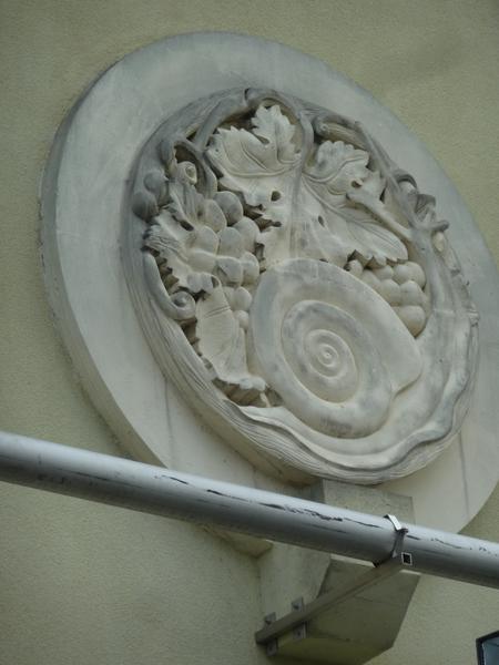 Façade : médaillon circulaire sculpté par Armand Pellier, situé sur le fronton nord et représentant l'escargot (allégorie de Vergèze).