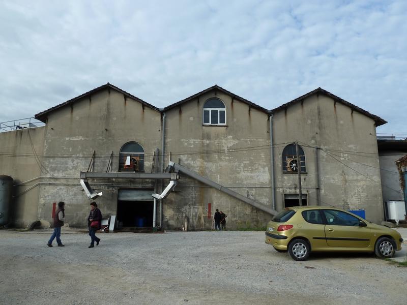 Façade arrière avec les murs pignon des trois vaisseaux accolés.