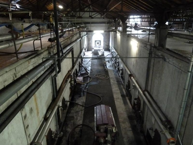 Intérieur, travée de cuves en béton et toiture.