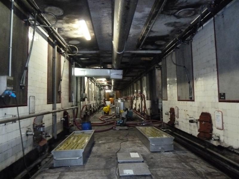 Intérieur, travée de cuves en béton.