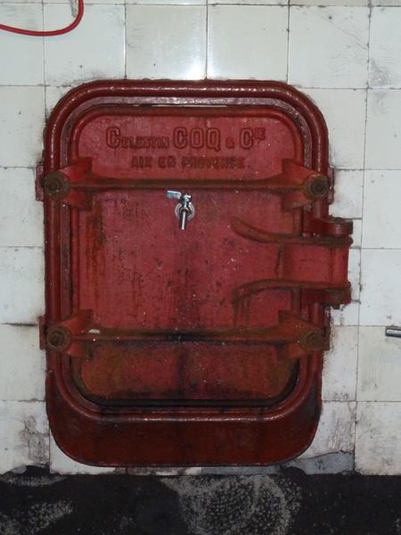 Intérieur, cuve en béton : détail d'une porte d'origine en fonte signée Célestin Coq Aix en Provence.