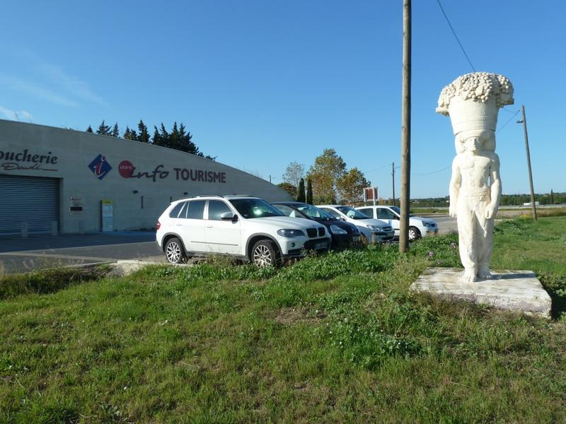 Statue de porteur sculptée par Armand Pellier et déplacée en 2007 devant le caveau d'Héraclès construit sur la R.N. 113.