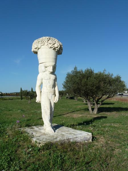 Statue de porteur sculptée par Armand Pellier et déplacée en 2007 devant le caveau d'Héraclès construit sur la R.N. 113.