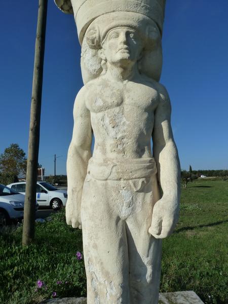 Statue de porteur sculptée par Armand Pellier et déplacée en 2007 devant le caveau d'Héraclès construit sur la R.N. 113 ; détail de la tête.