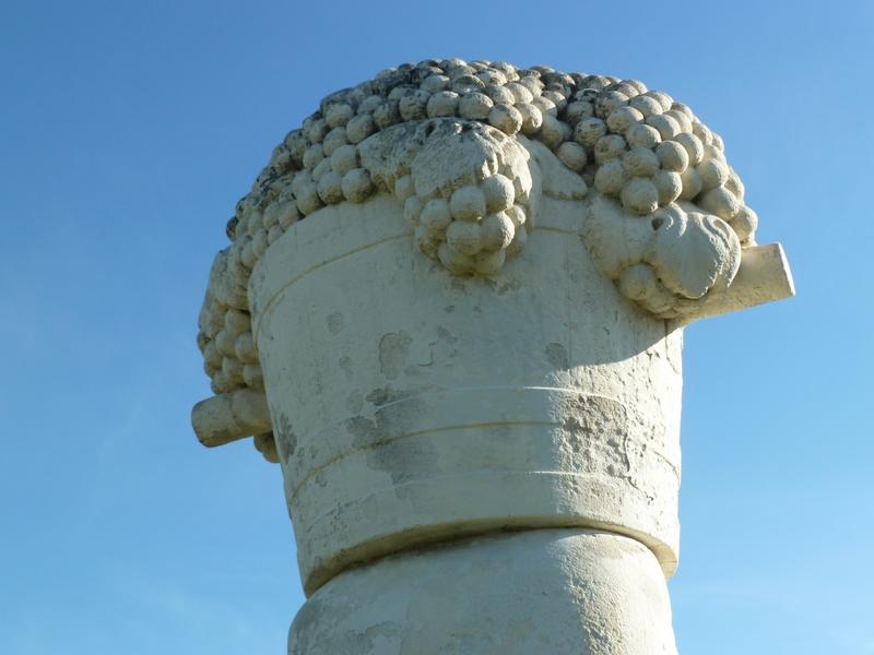 Statue de porteur sculptée par Armand Pellier et déplacée en 2007 devant le caveau d'Héraclès construit sur la R.N. 113 ; détail de la comporte.