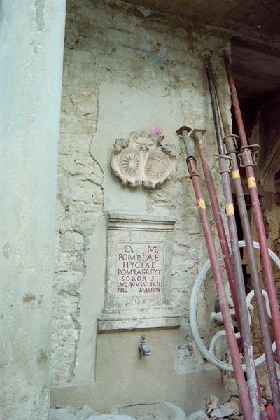 Cour : pierre avec inscriptions romaines.