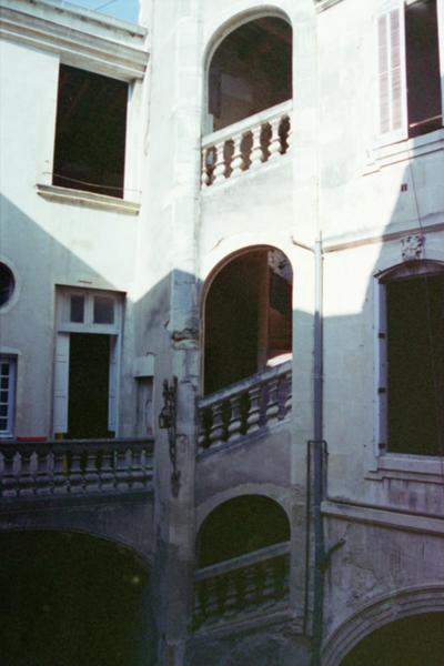 Façade sur cour, escalier.