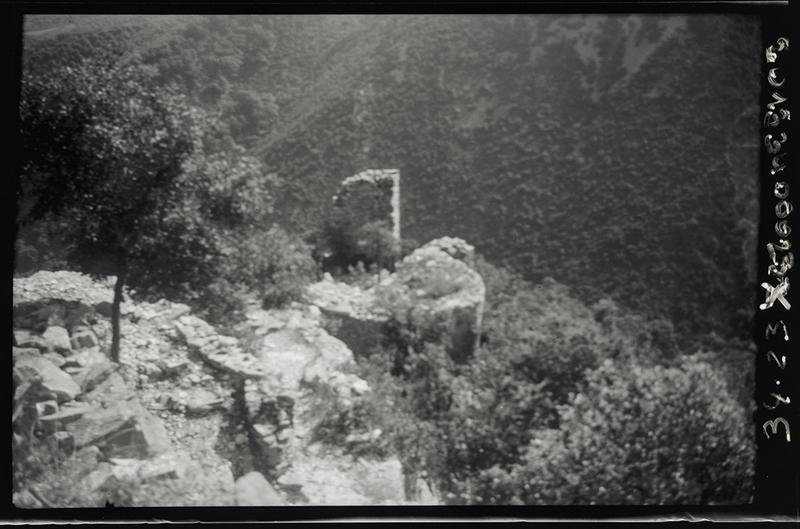 Vue générale extérieure prise depuis la pente au sud du rocher.