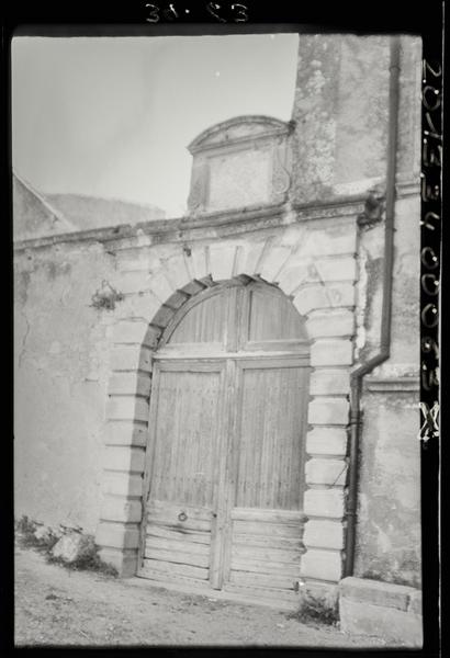 Vue extérieure. Détail porte cochère.