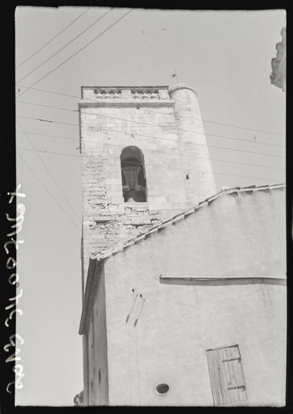 Vue extérieure des façades et du clocher.