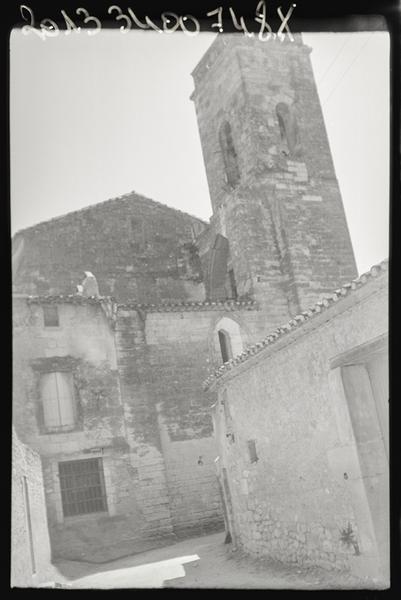 Vue des façades extérieures et du clocher.