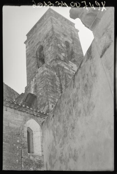 Vue des façades extérieures et du clocher.