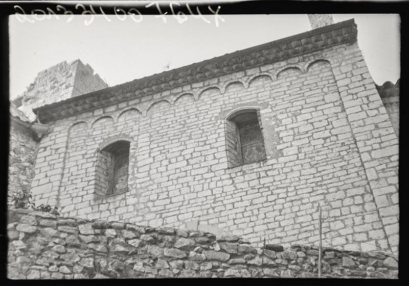 Façades avec arcatures lombardes.