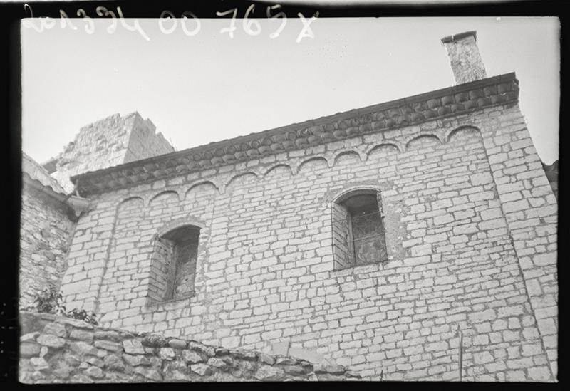 Façades avec arcatures lombardes.