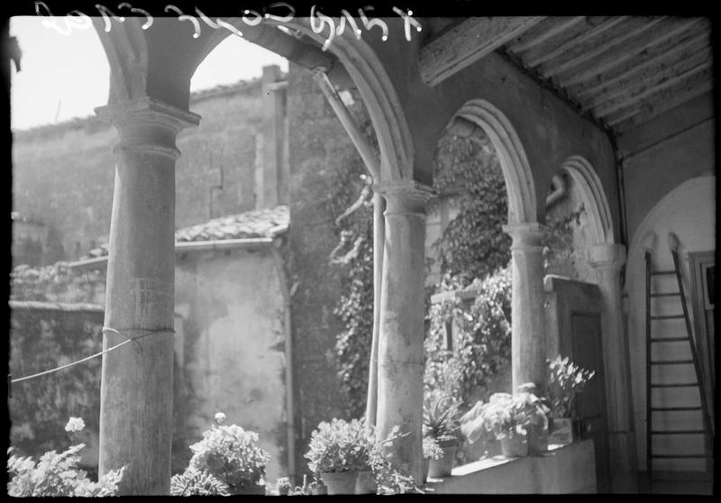 Galerie sur cour avec arcades moulinées.