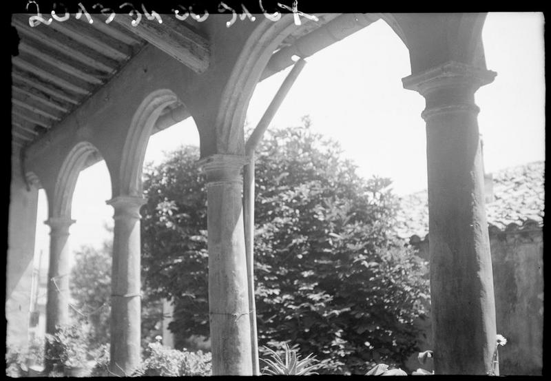 Galerie sur cour avec arcades moulinées. Détail.