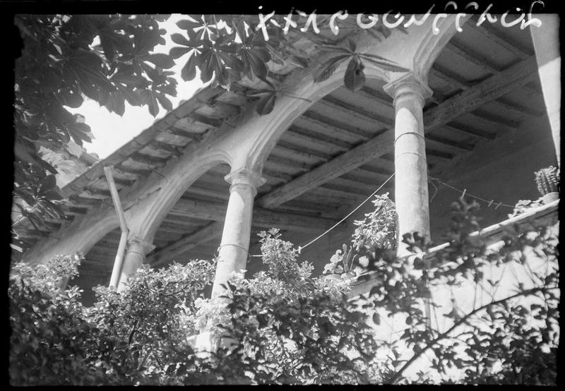 Galerie sur cour avec arcades moulinées. Détail.