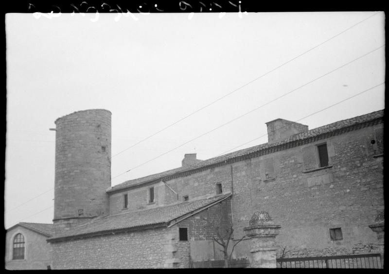 Vue extérieure. Façades et vue tour d'angle.