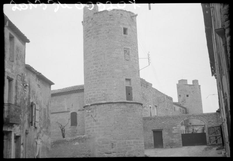 Vue extérieure. Façades et vue autre tour d'angle.