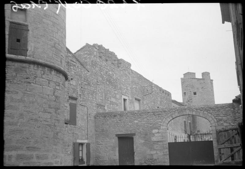 Vue extérieure. Deux tours d'angle.