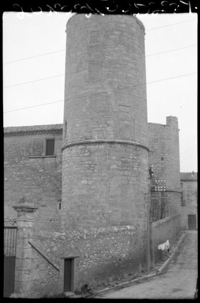 Vue extérieure : tour d'angle.