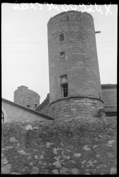 Vue extérieure. Détail : tour d'angle.