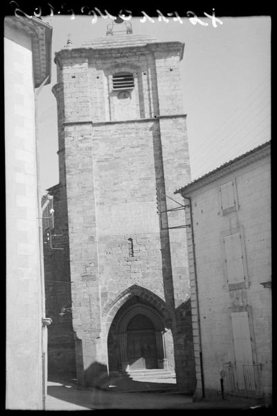 Vue extérieure. Clocher et porche.