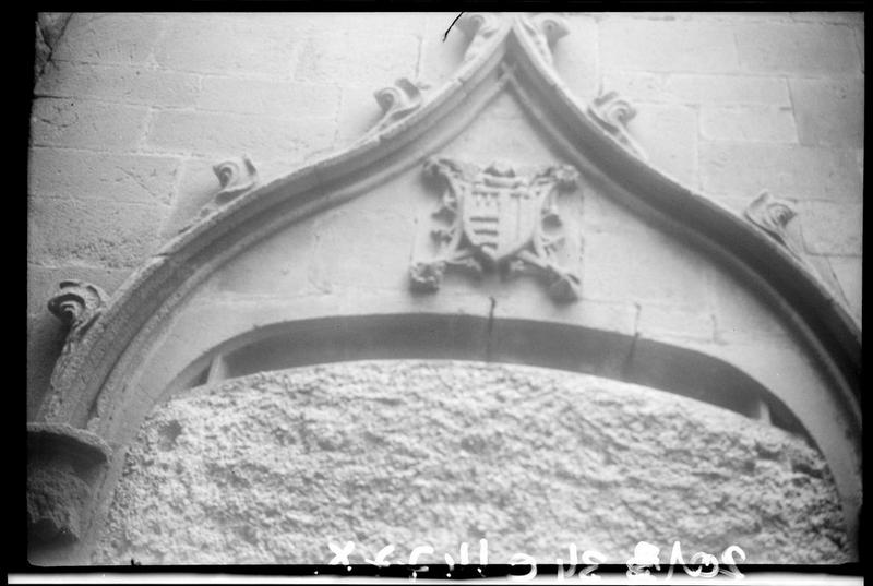 Vue extérieure. Chapelle. Détail : blason.