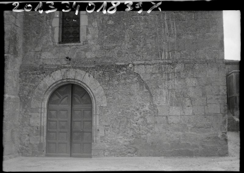 Façade méridionale. Vue partielle (porte).