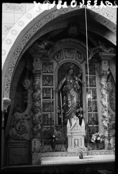 Chapelle latérale : retable de la Vierge.